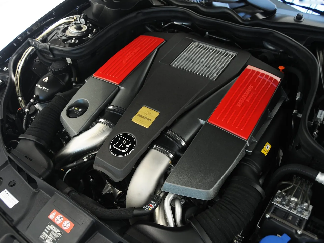 Brabus Mercedes-Benz CLS Shooting Brake (2012) – motorový prostor