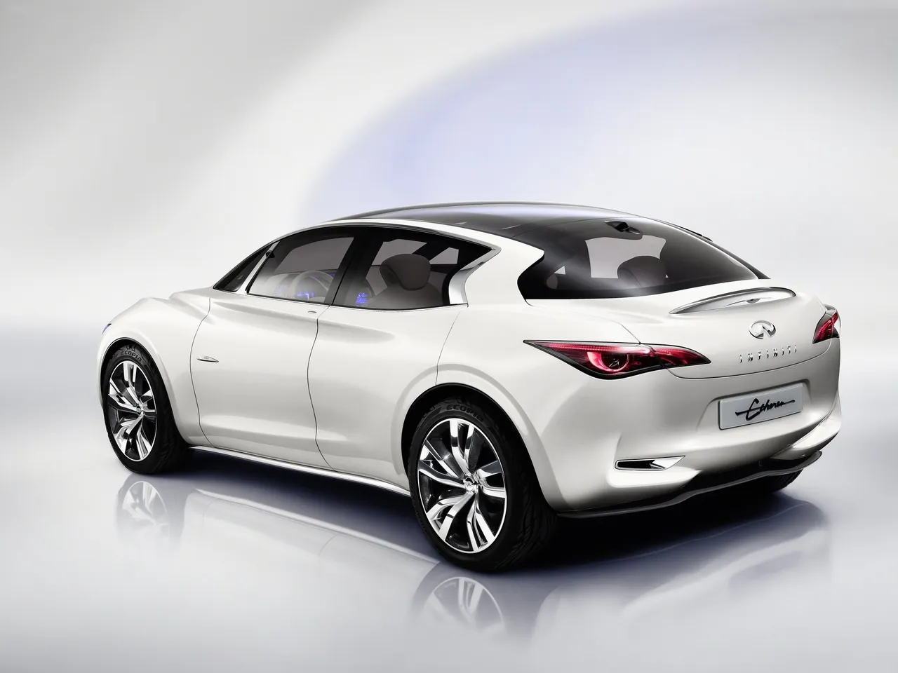 Infiniti Etherea Concept (2011) – zadní tříčtvrteční pohled