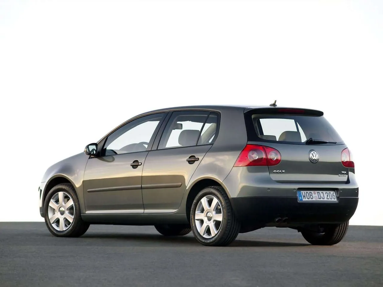 Volkswagen Golf (2004) - Rear Three-Quarter