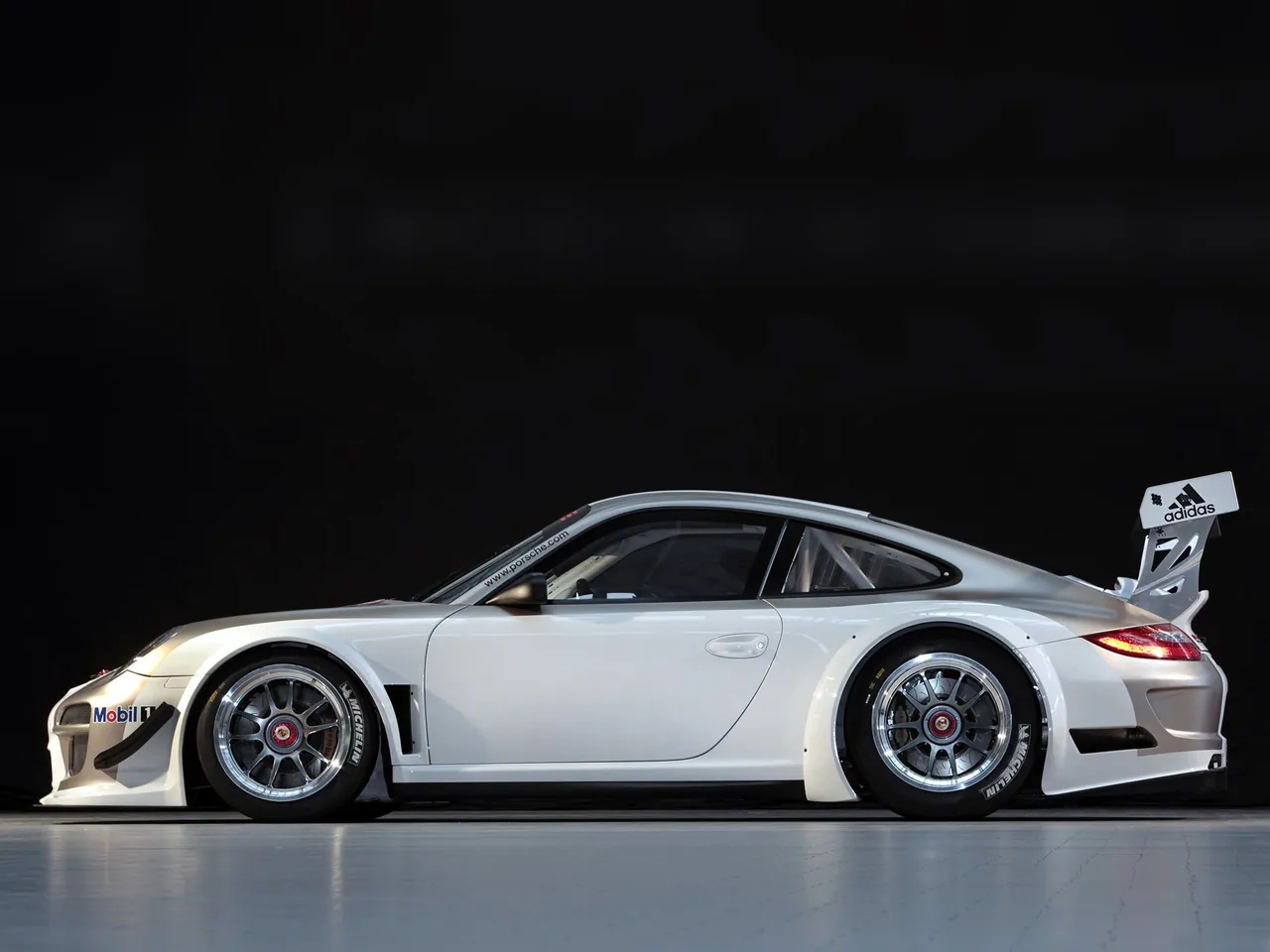 Porsche 911 GT3 R (2010) - Side Profile
