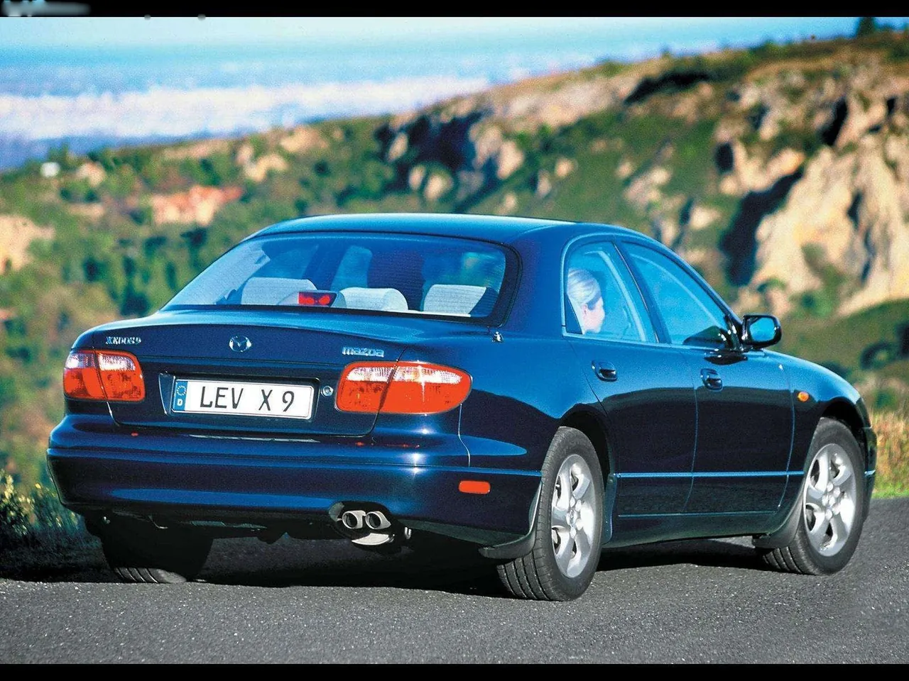 Mazda Xedos 9 (2000) – zadní tříčtvrteční pohled