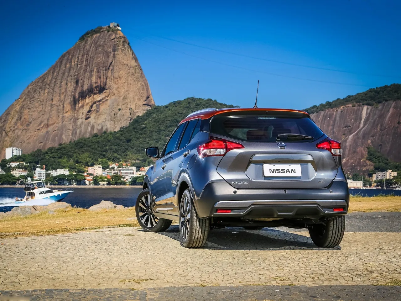 Nissan Kicks (2017) – zadní tříčtvrteční pohled