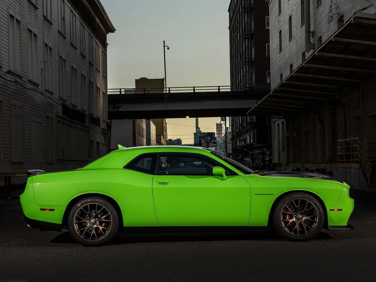 Dodge Challenger SRT Hellcat (2015) – boční profil