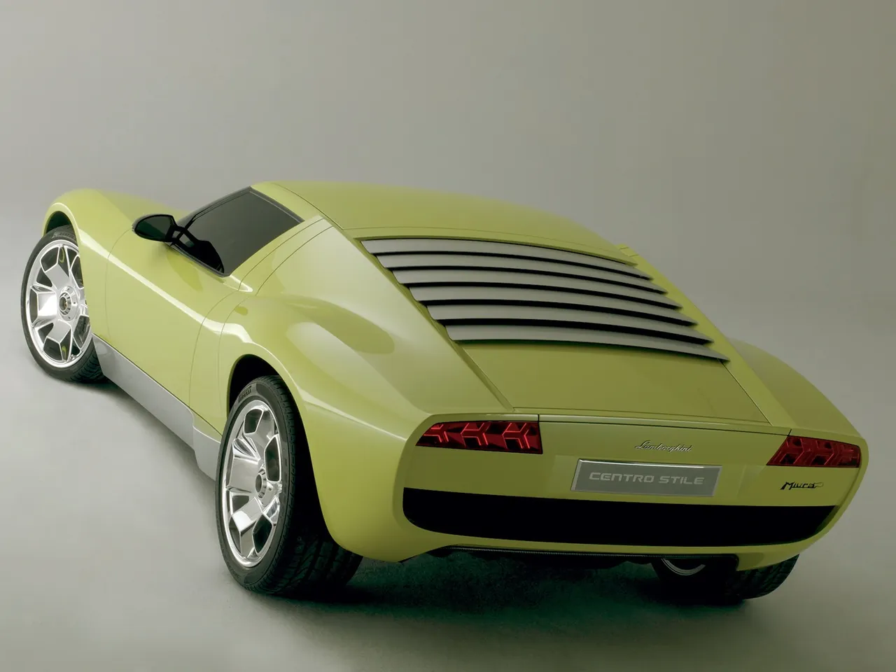 Lamborghini Miura Concept (2006) – zadní tříčtvrteční pohled