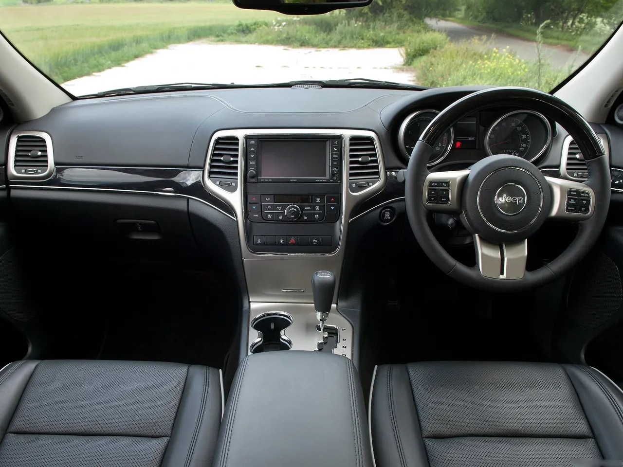 Jeep Grand Cherokee [UK] (2011) – interiér