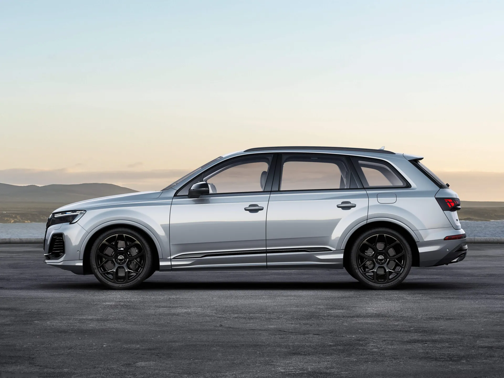 Audi Q7 TFSI e quattro (2024) – boční profil