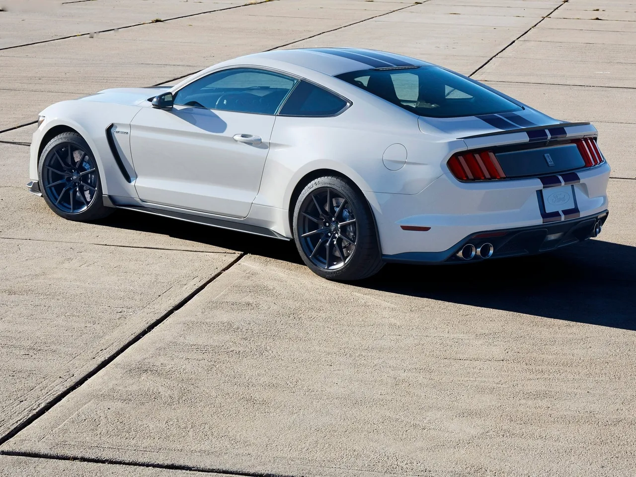 Ford Mustang Shelby GT350 (2016) – zadní tříčtvrteční pohled
