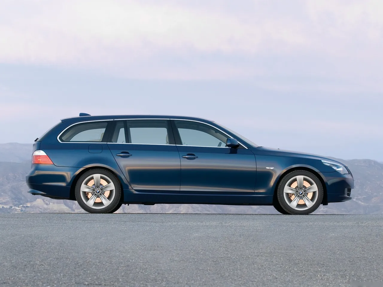 BMW 5-Series Touring (2008) – boční profil
