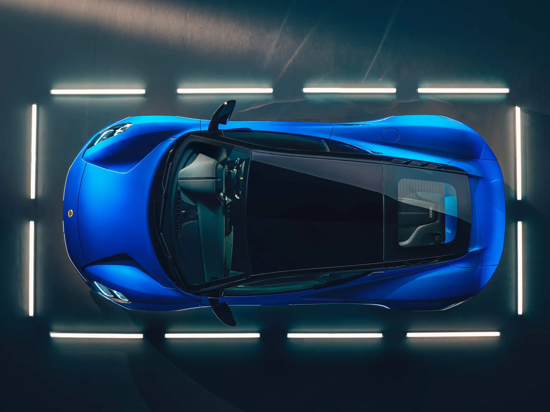 Lotus Emira (2023) – pohled shora