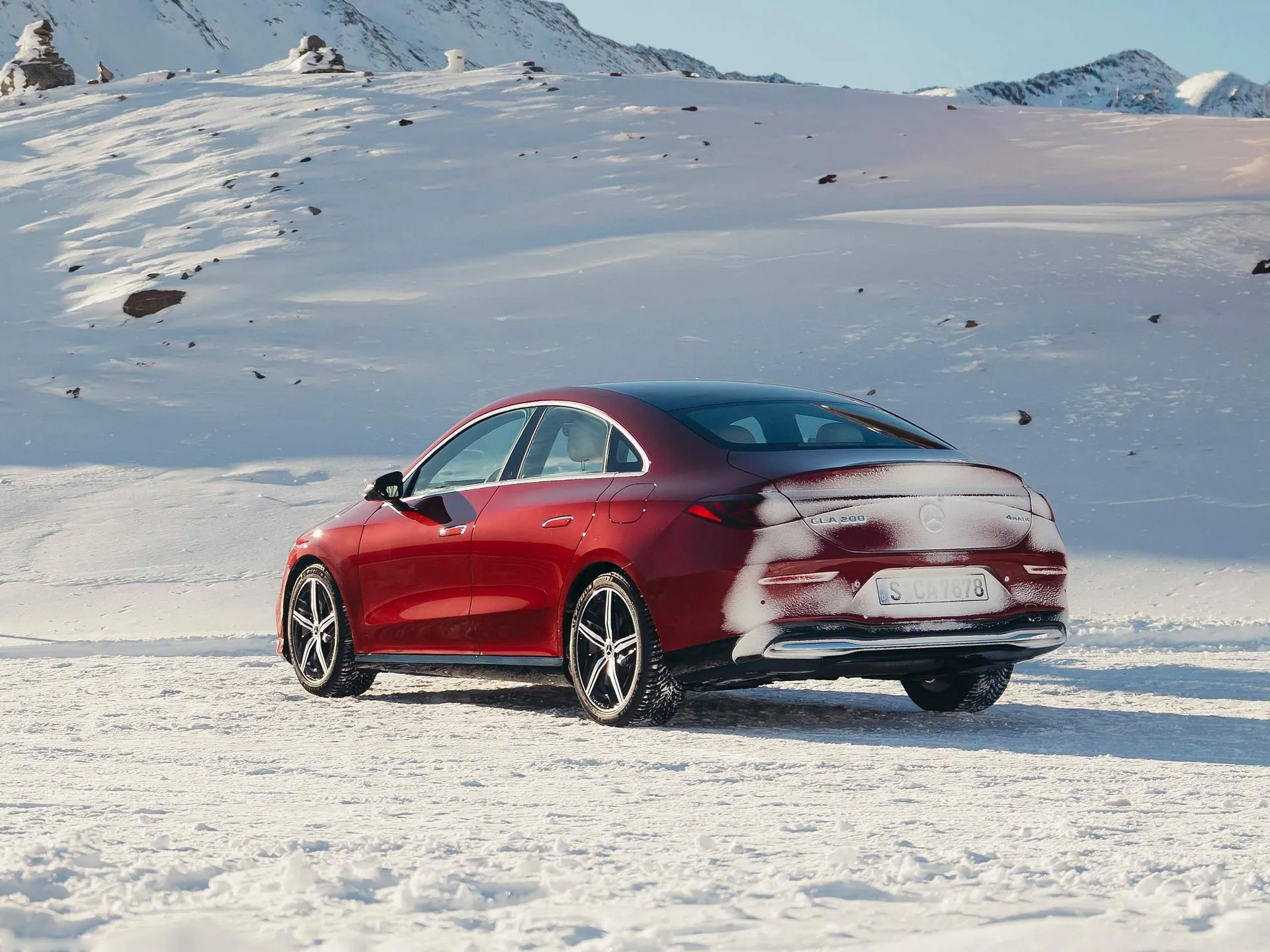 Mercedes-Benz CLA hybrid (2026) – zadní tříčtvrteční pohled