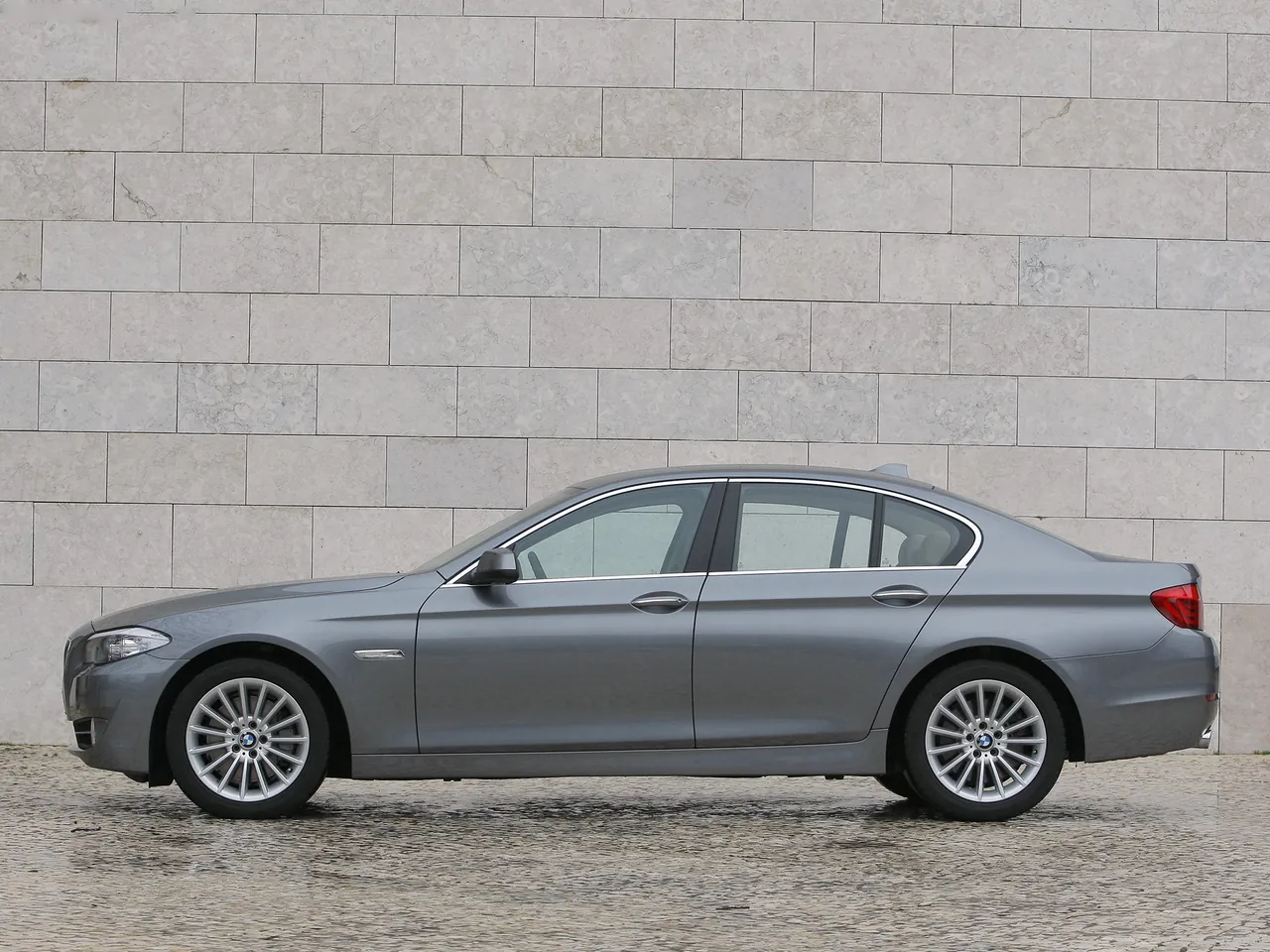 BMW 5-Series (2011) – boční profil