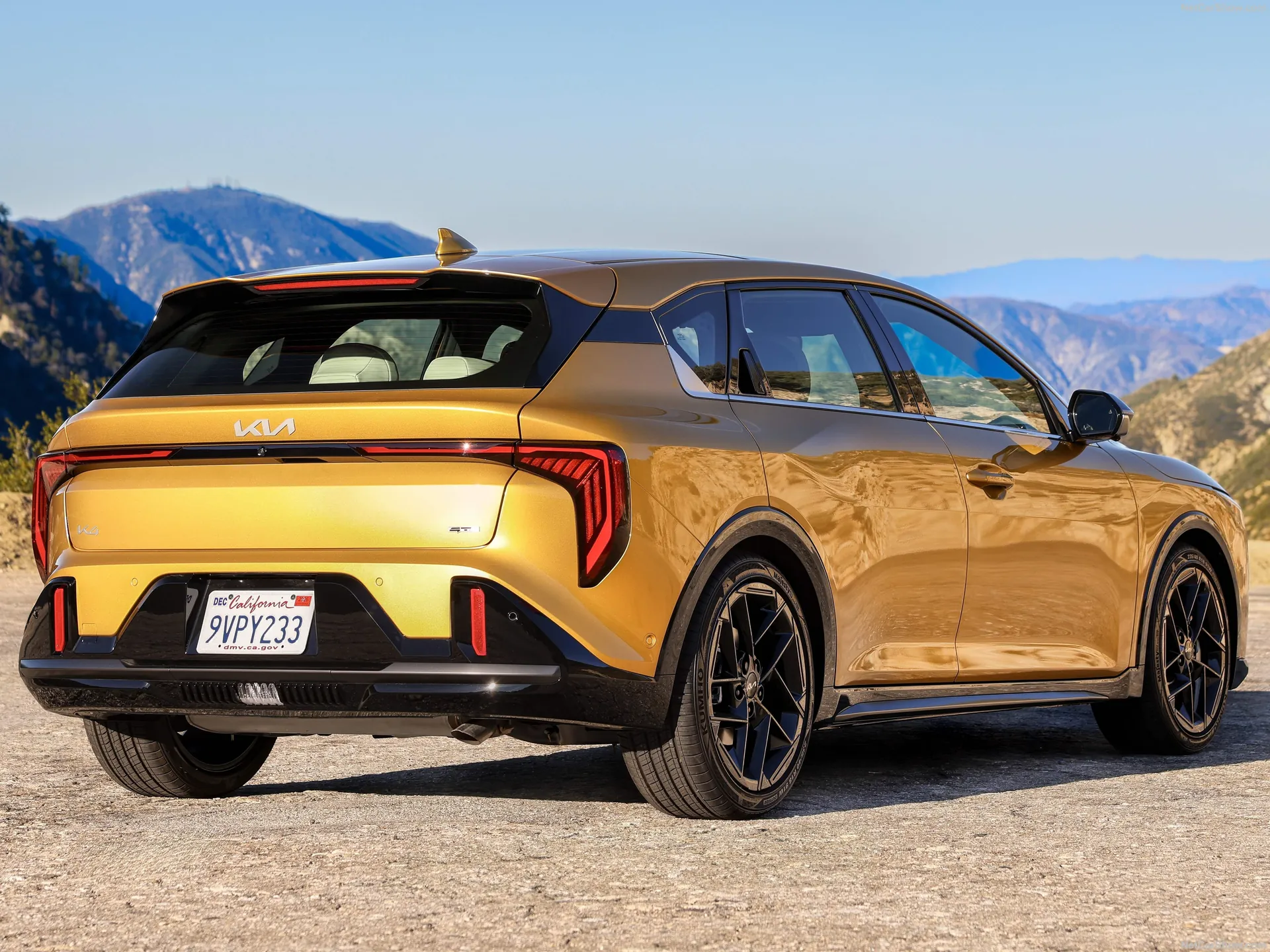 Kia K4 Hatchback (2026) – zadní tříčtvrteční pohled