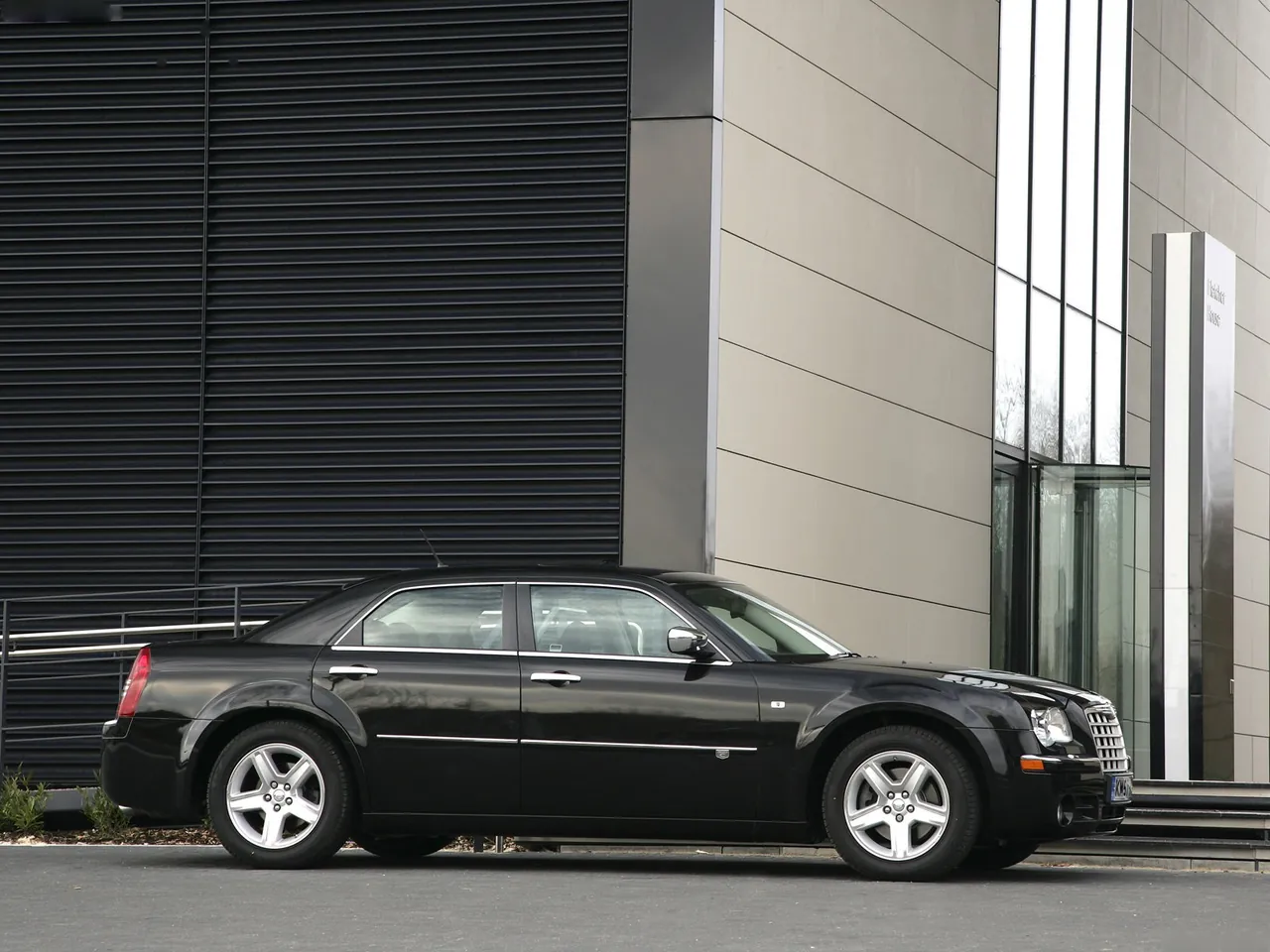 Chrysler 300C [UK] (2008) – boční profil