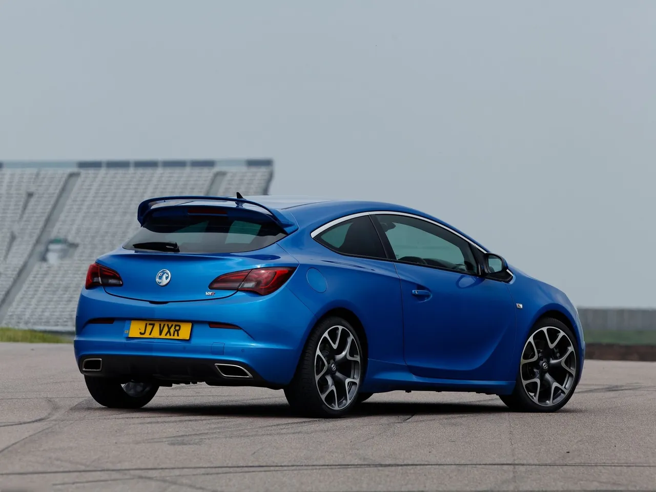 Vauxhall Astra VXR (2013) – zadní tříčtvrteční pohled