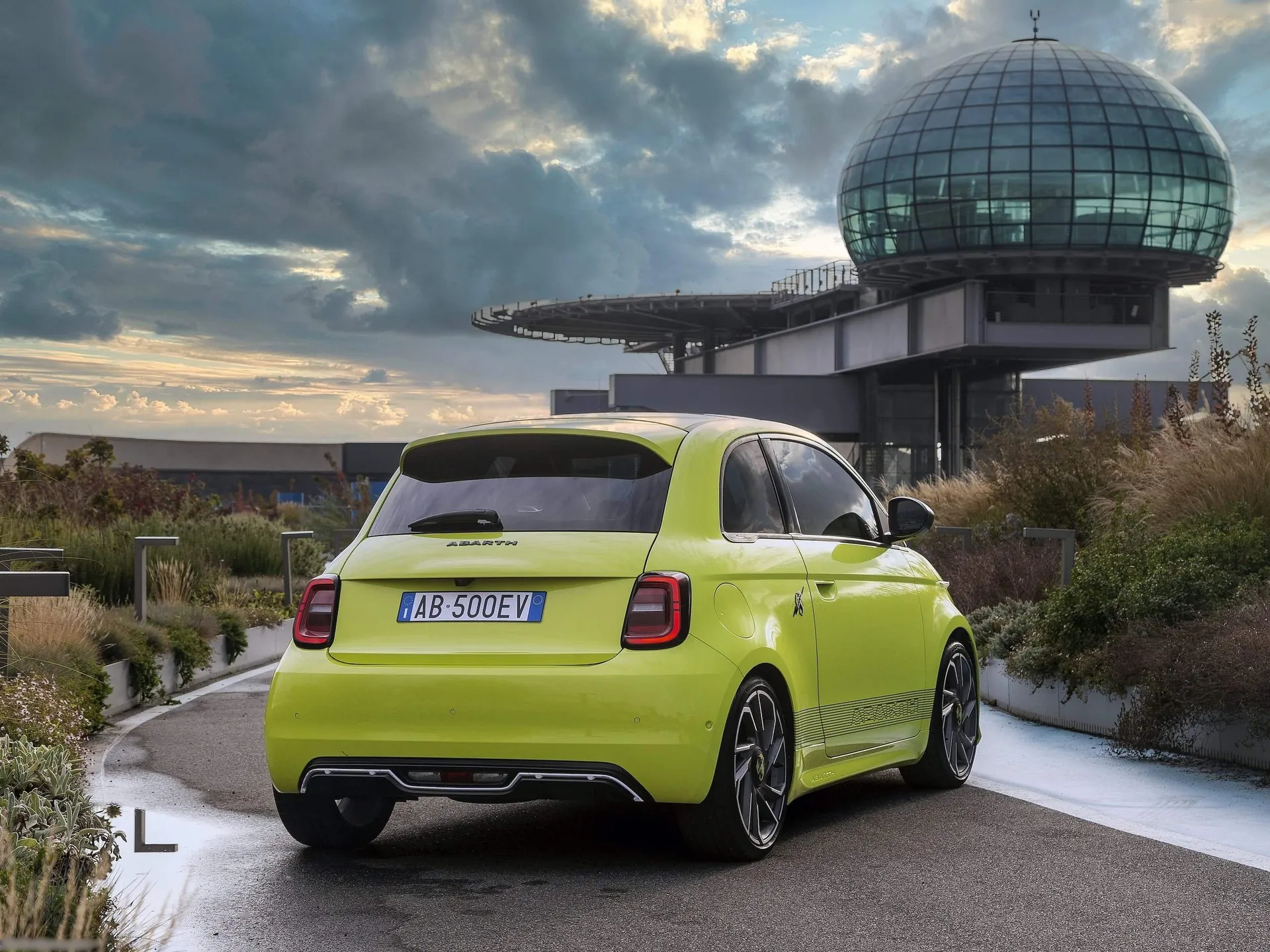 Fiat 500e Abarth (2023) – zadní tříčtvrteční pohled
