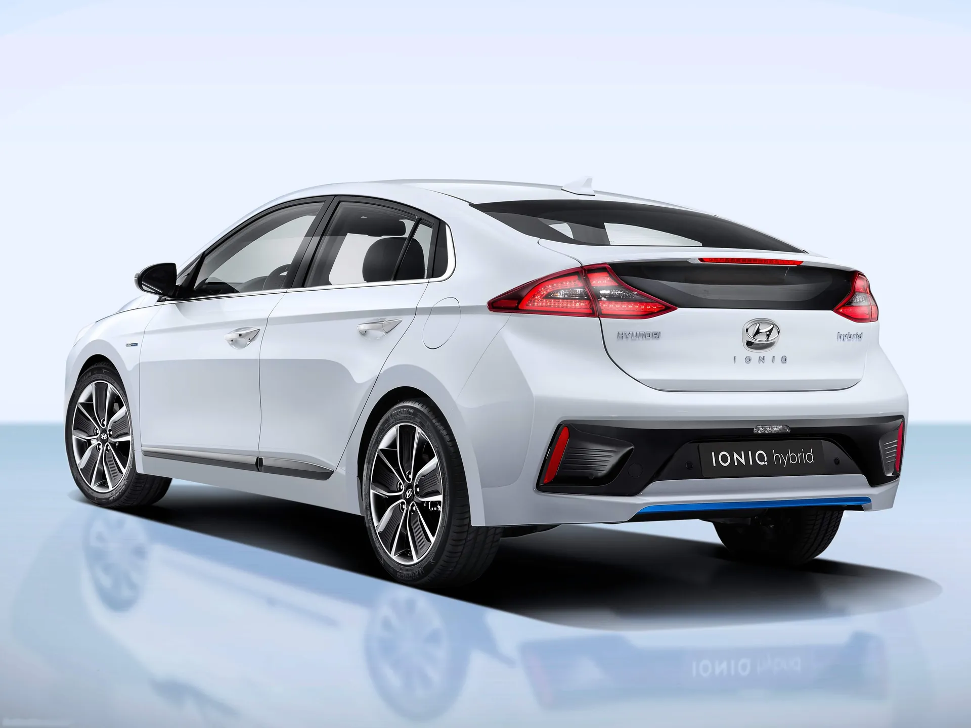 Hyundai Ioniq (2017) – zadní tříčtvrteční pohled