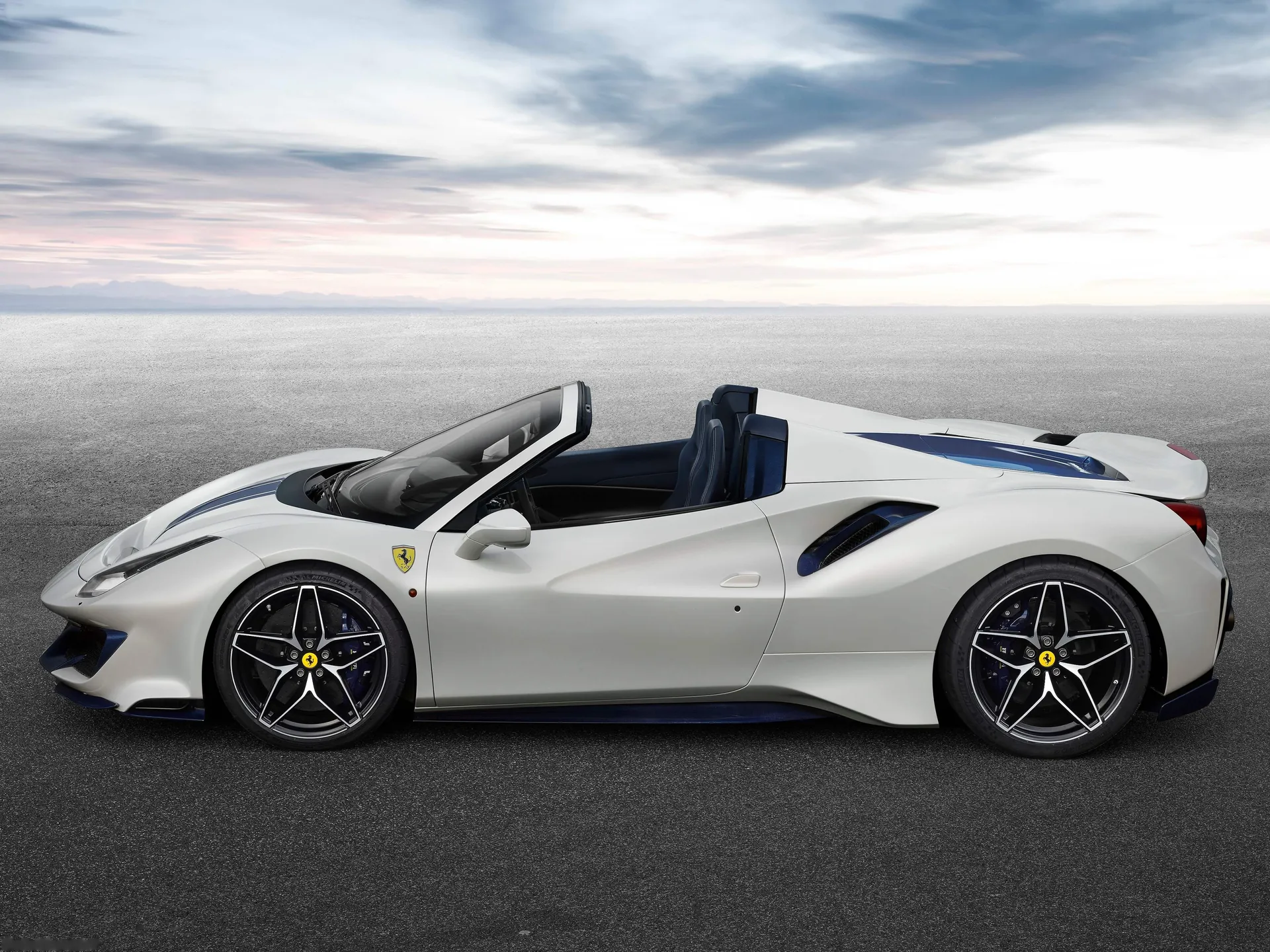 Ferrari 488 Pista Spider (2019) – boční profil