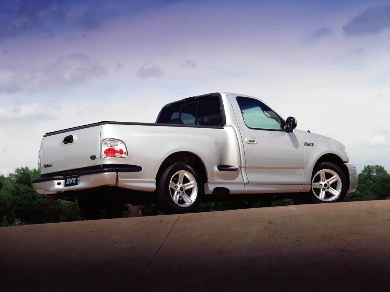 Ford F-150 SVT Lightning (2004) – zadní tříčtvrteční pohled