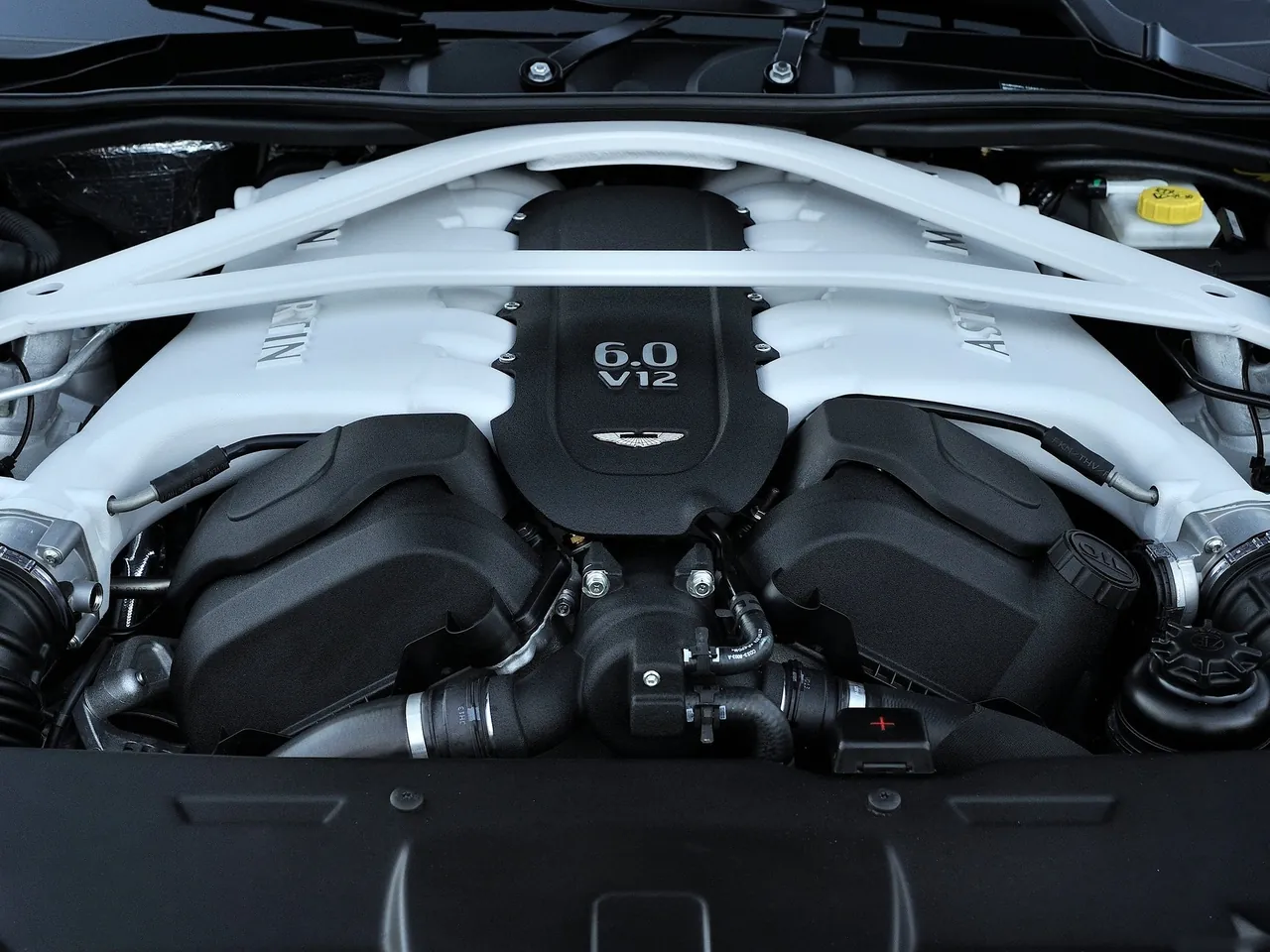 Aston Martin Vanquish Volante (2014) - Engine