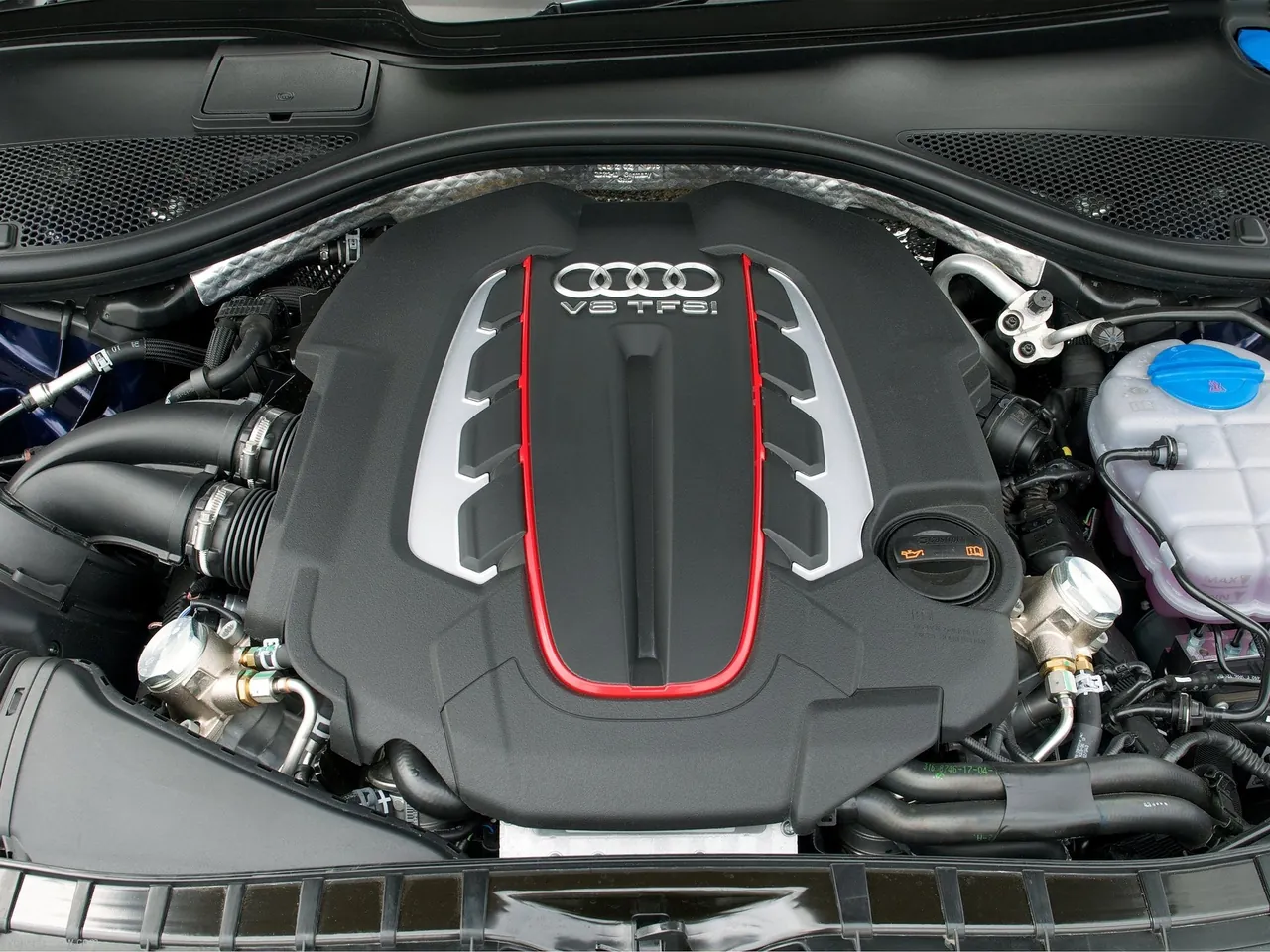 Audi S6 (2013) – motorový prostor