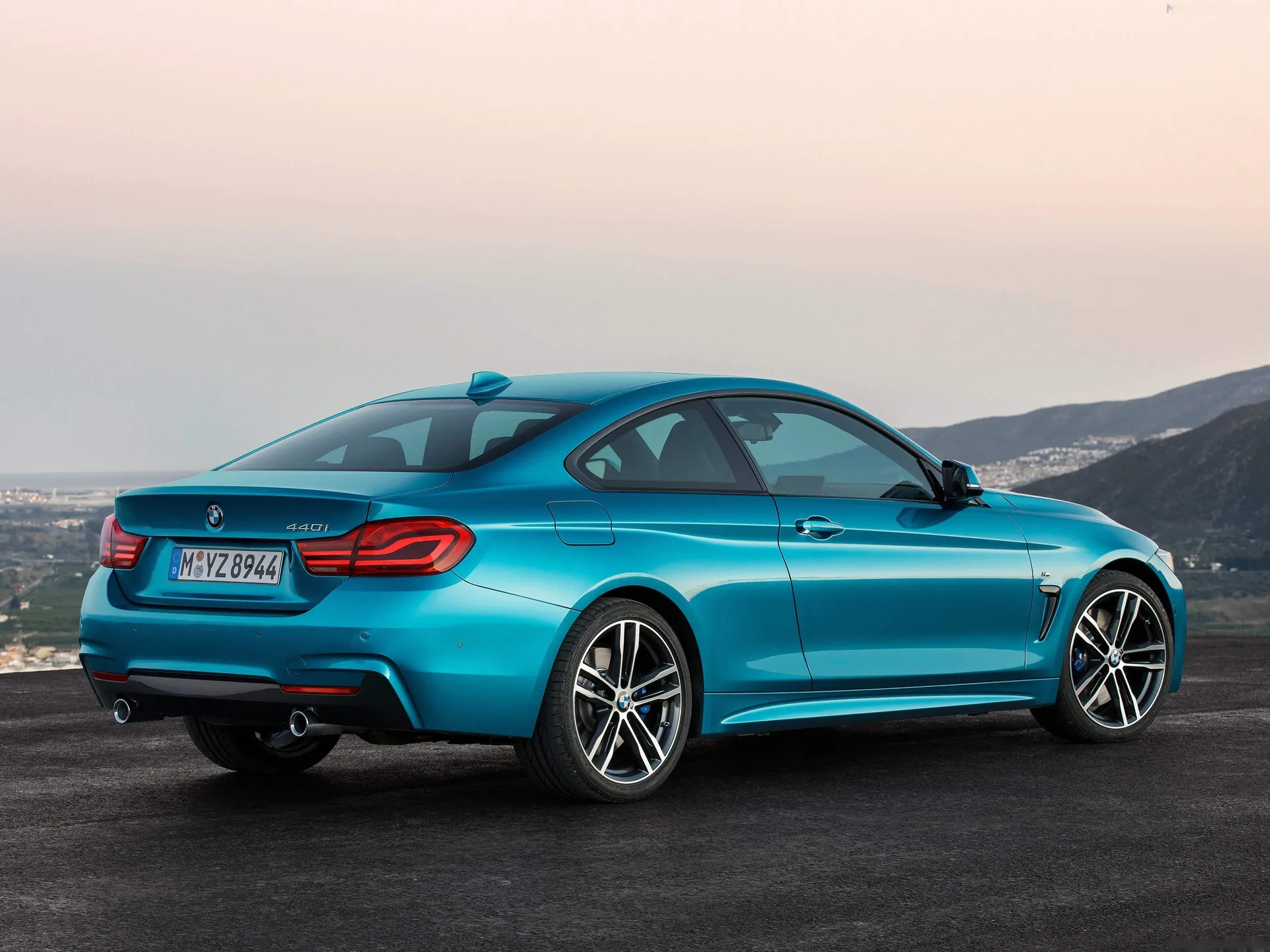 BMW 4-Series Coupe (2018) – zadní tříčtvrteční pohled