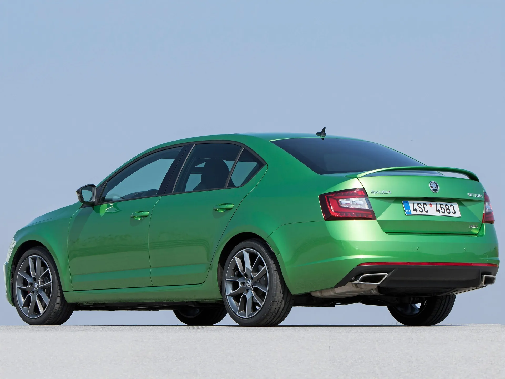 Skoda Octavia RS (2017) – zadní tříčtvrteční pohled