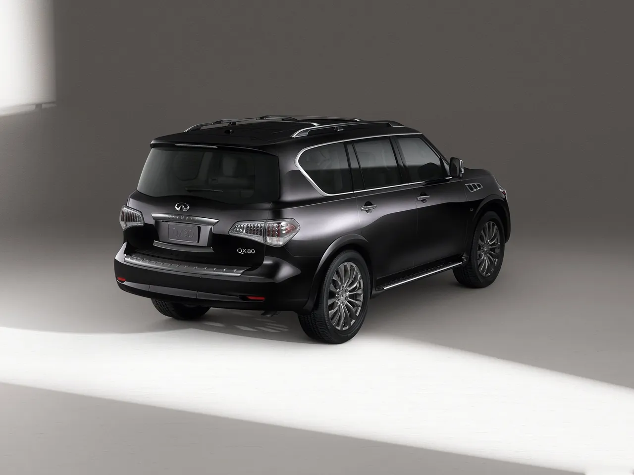 Infiniti QX80 (2015) - Rear Three-Quarter