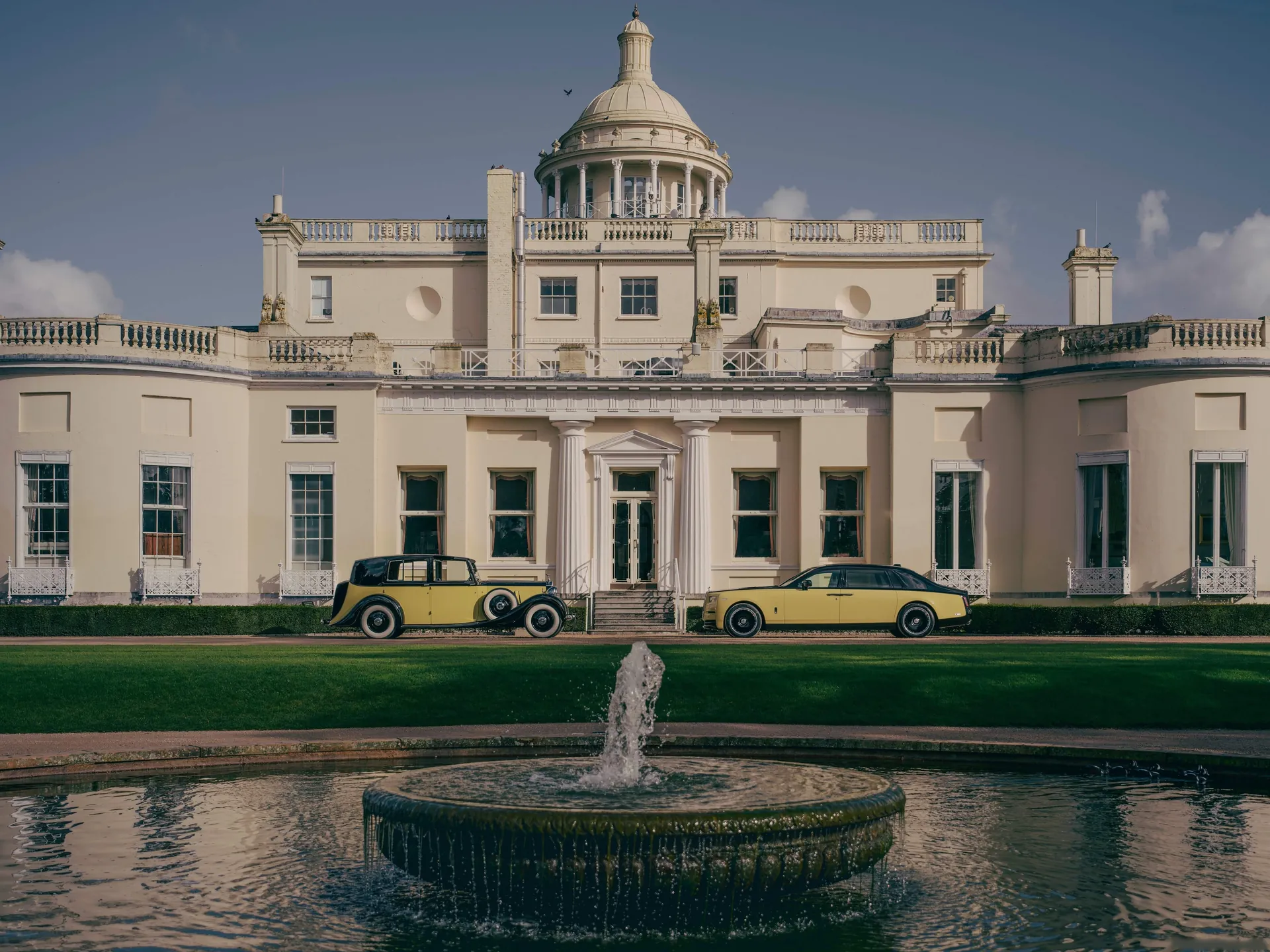 Rolls-Royce Phantom Goldfinger (2024) – boční profil