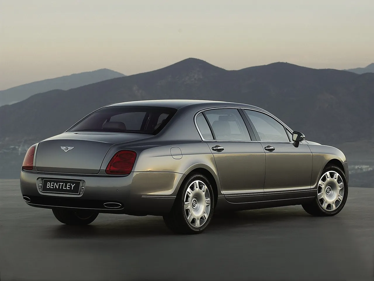 Bentley Continental Flying Spur (2005) – zadní tříčtvrteční pohled
