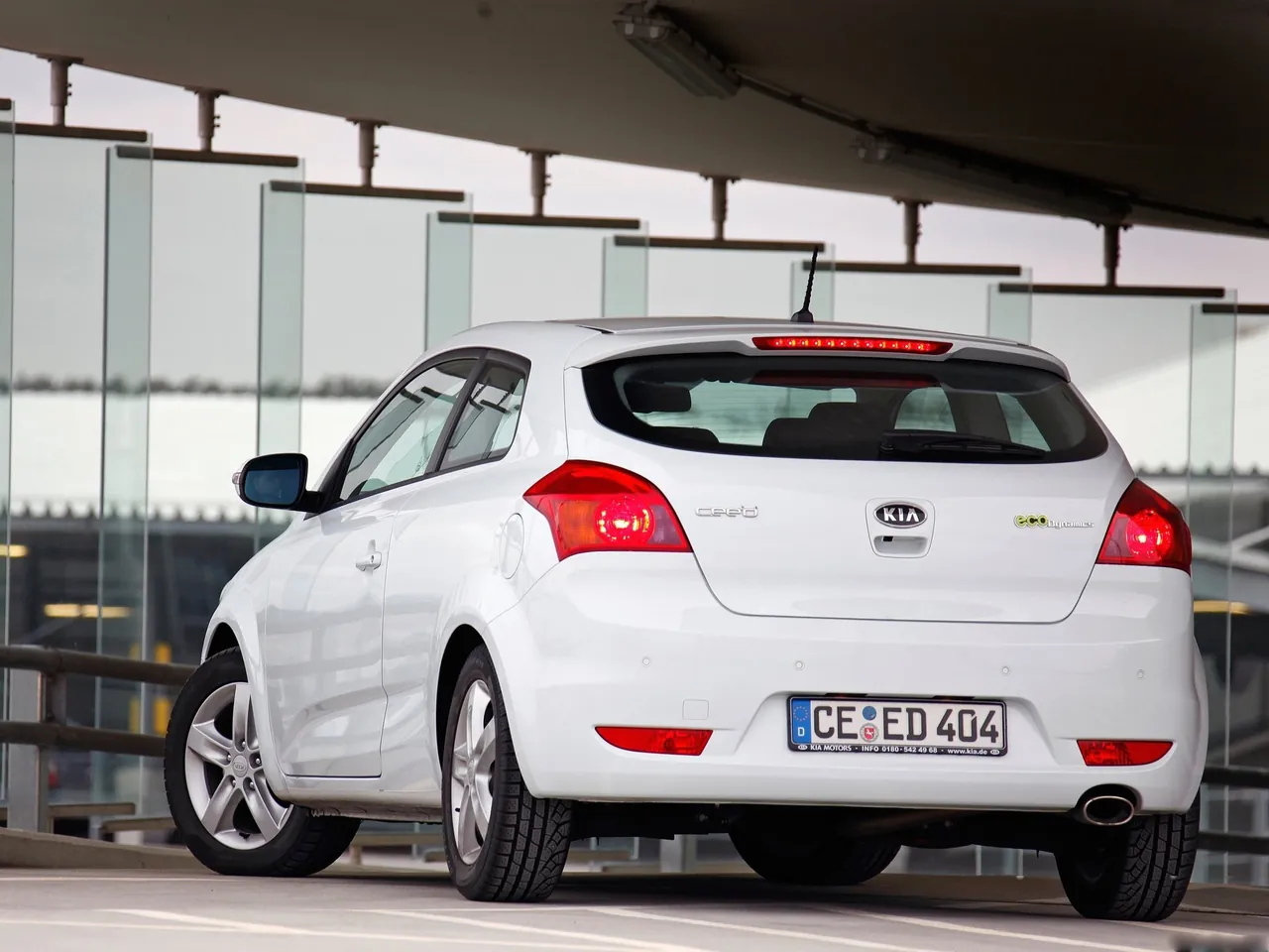 Kia Pro Ceed (2011) – zadní tříčtvrteční pohled