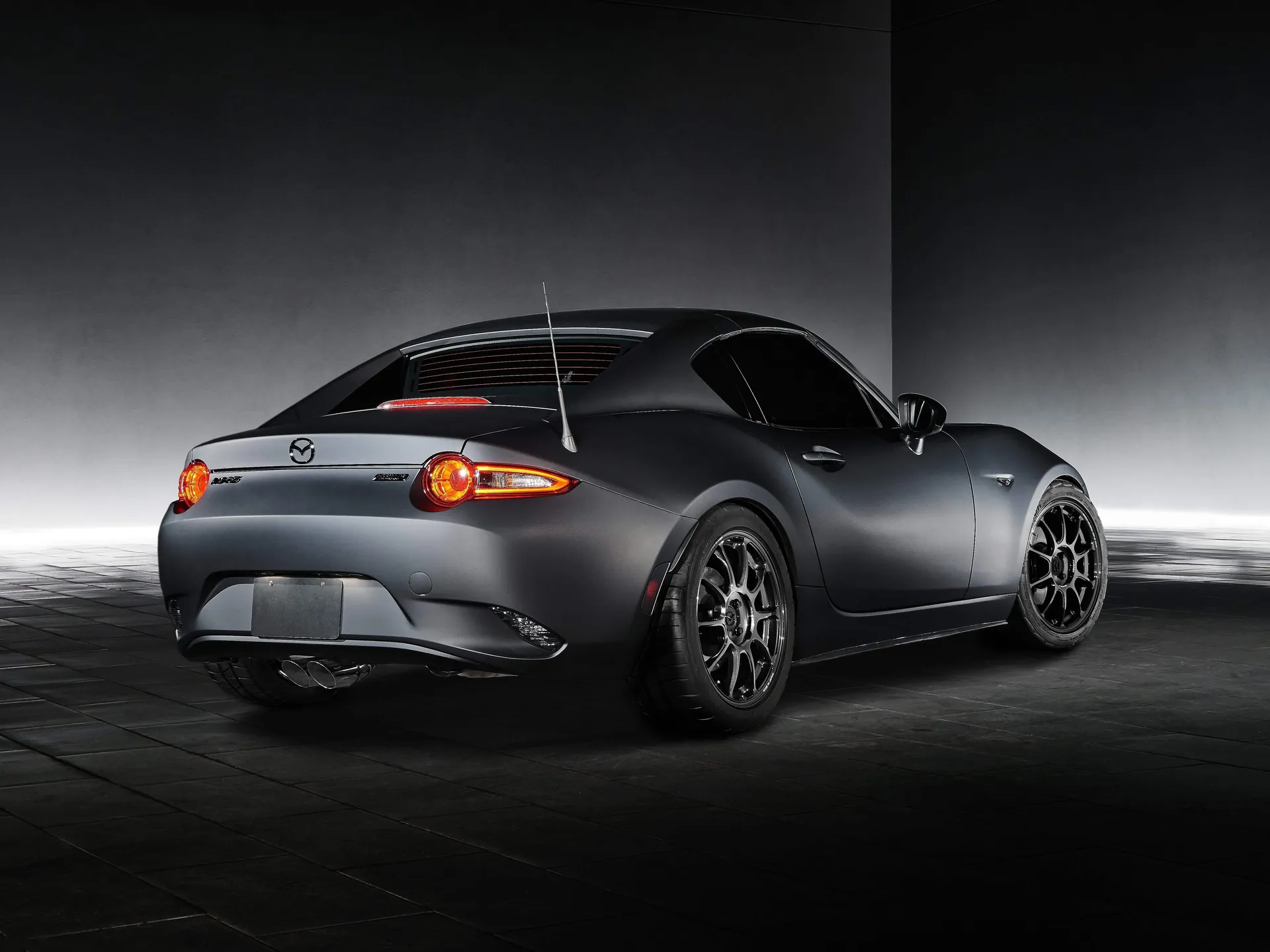 Mazda MX-5 RF Kuro Concept (2016) – zadní tříčtvrteční pohled