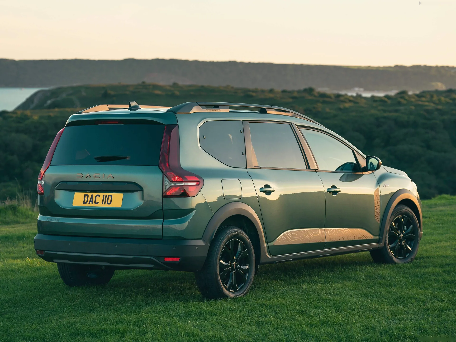 Dacia Jogger Extreme [UK] (2023) – zadní tříčtvrteční pohled