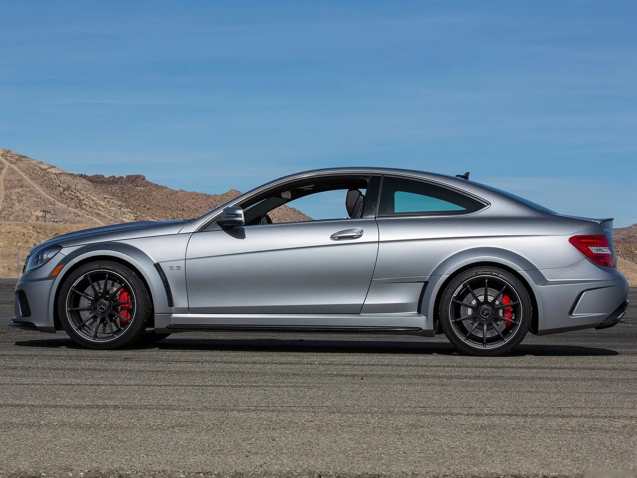 Mercedes-Benz C63 AMG Coupe Black Series (2012) – boční profil