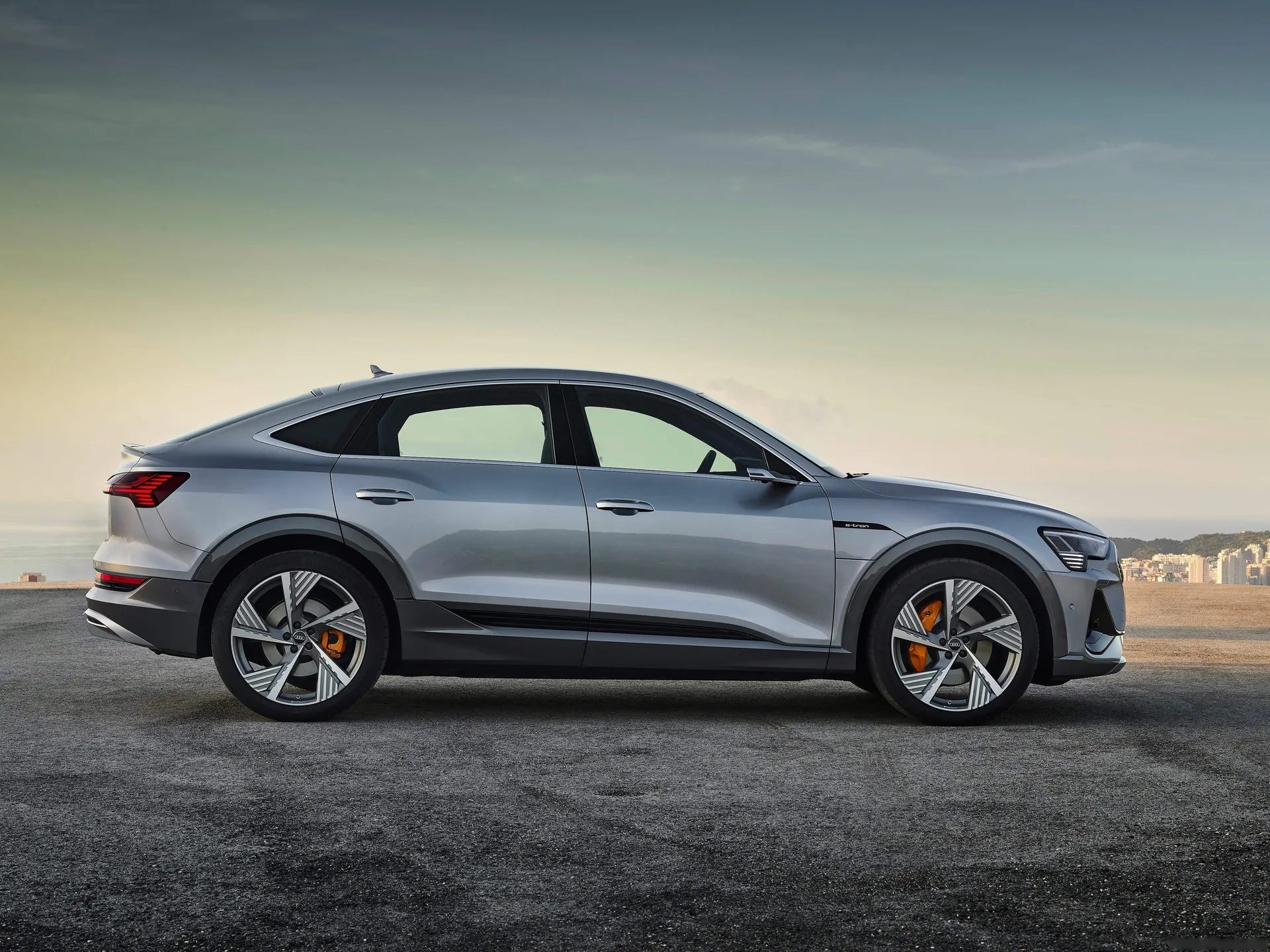 Audi e-tron Sportback (2021) – boční profil