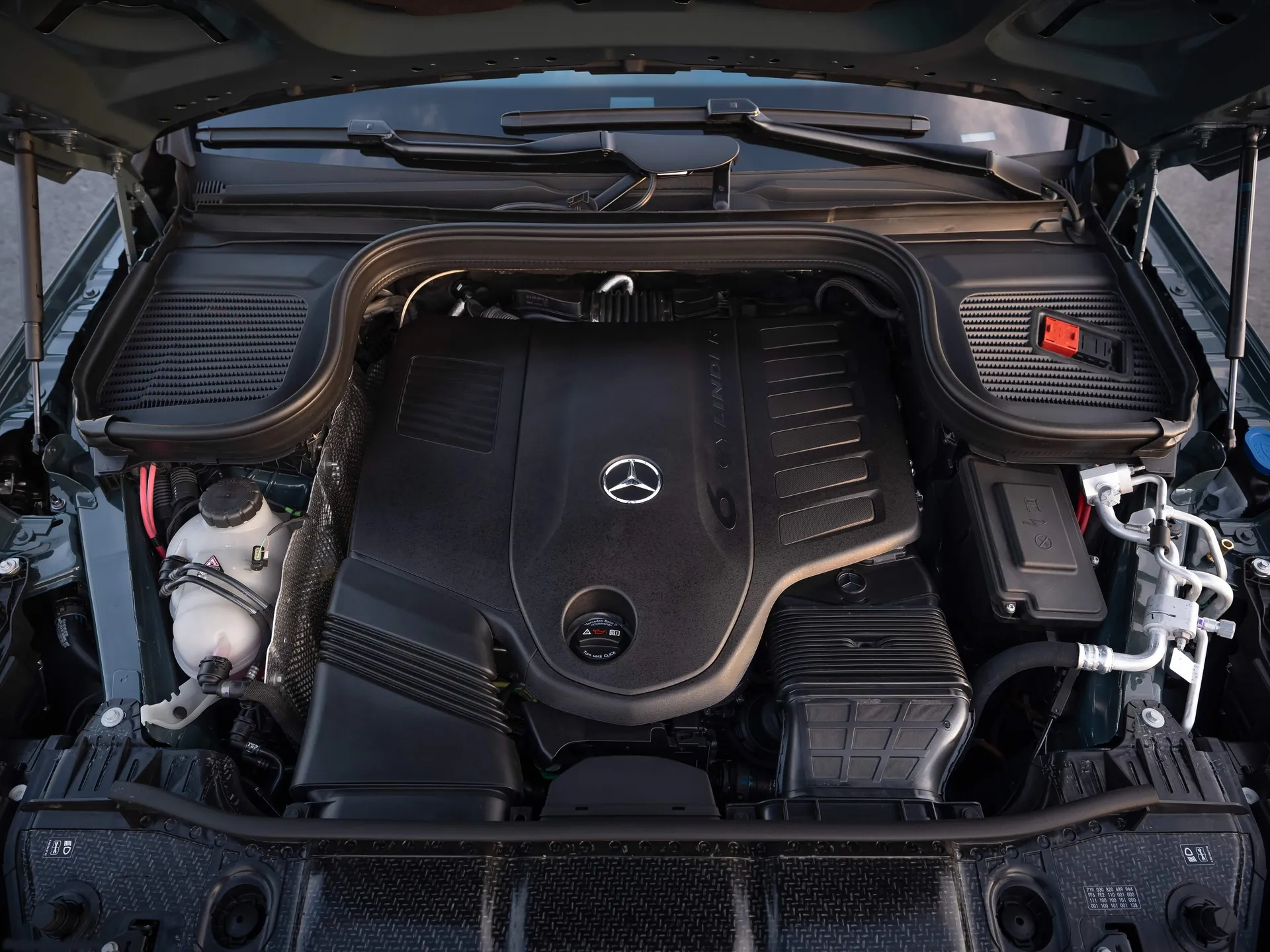 Mercedes-Benz GLS (2027) – motorový prostor