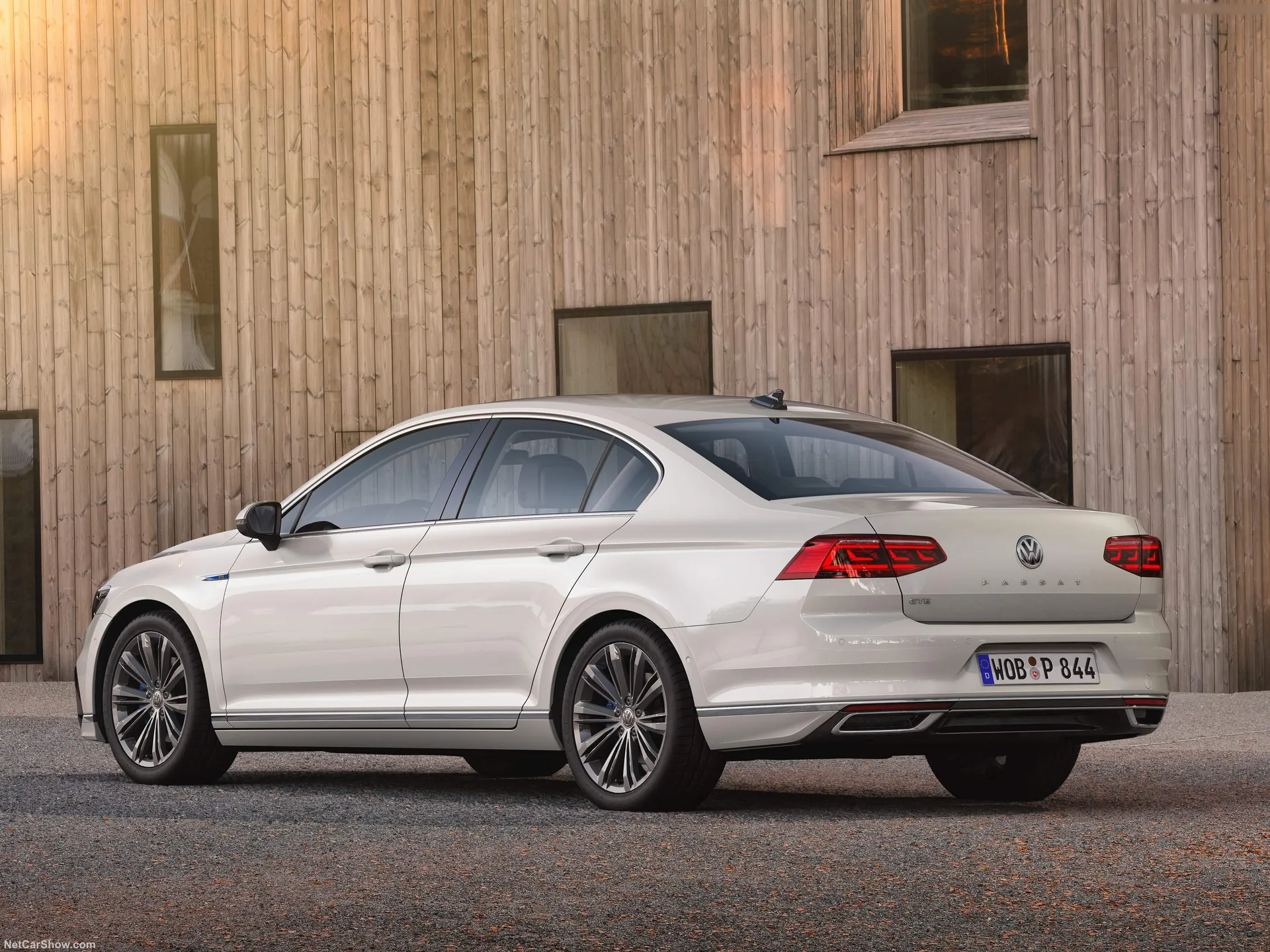 Volkswagen Passat GTE (2020) – zadní tříčtvrteční pohled