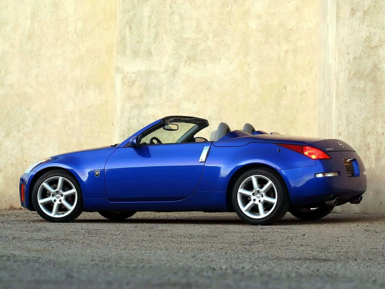 Nissan 350Z Roadster (2004) – zadní tříčtvrteční pohled