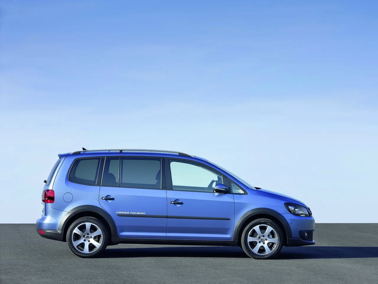 Volkswagen CrossTouran (2011) – boční profil