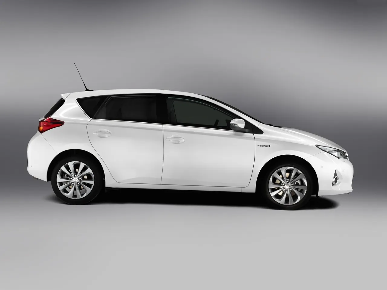 Toyota Auris (2013) - Side Profile