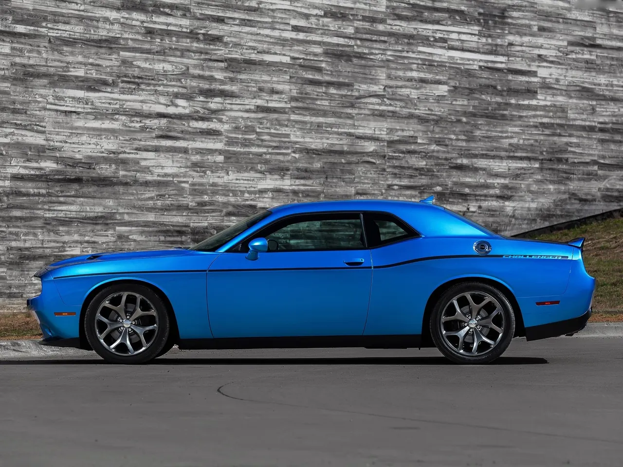 Dodge Challenger (2015) – boční profil