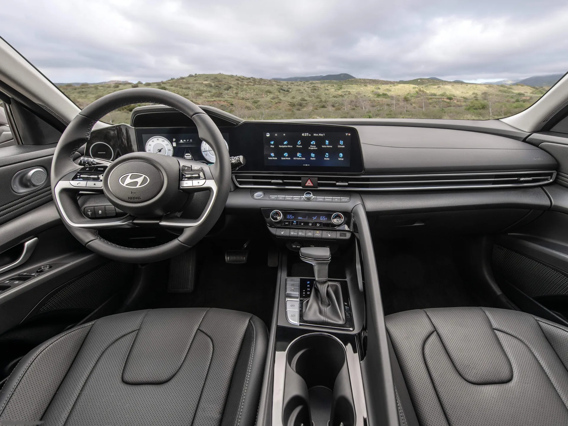 Hyundai Elantra (2024) - Interior