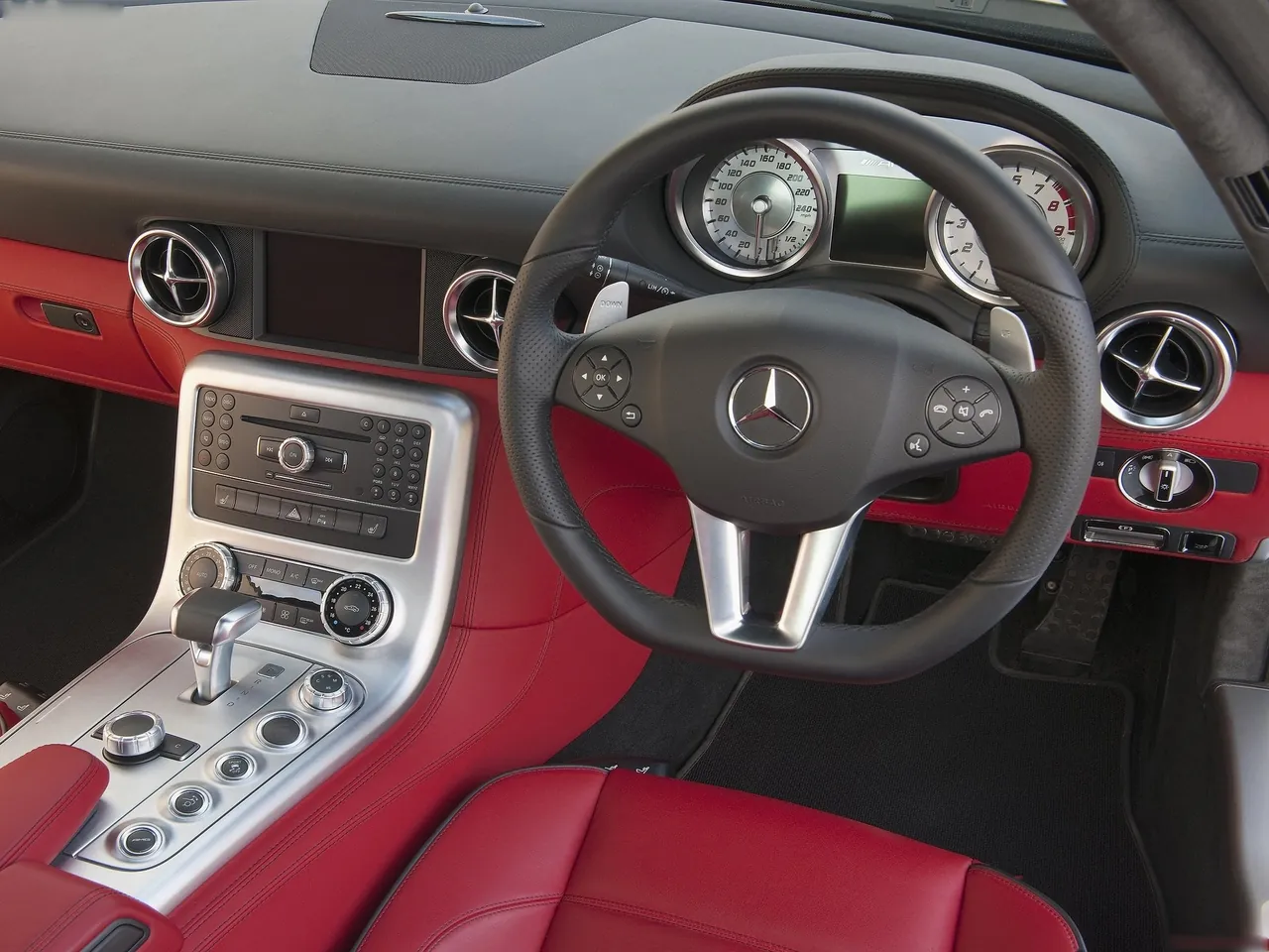 Mercedes-Benz SLS AMG [UK] (2011) – interiér
