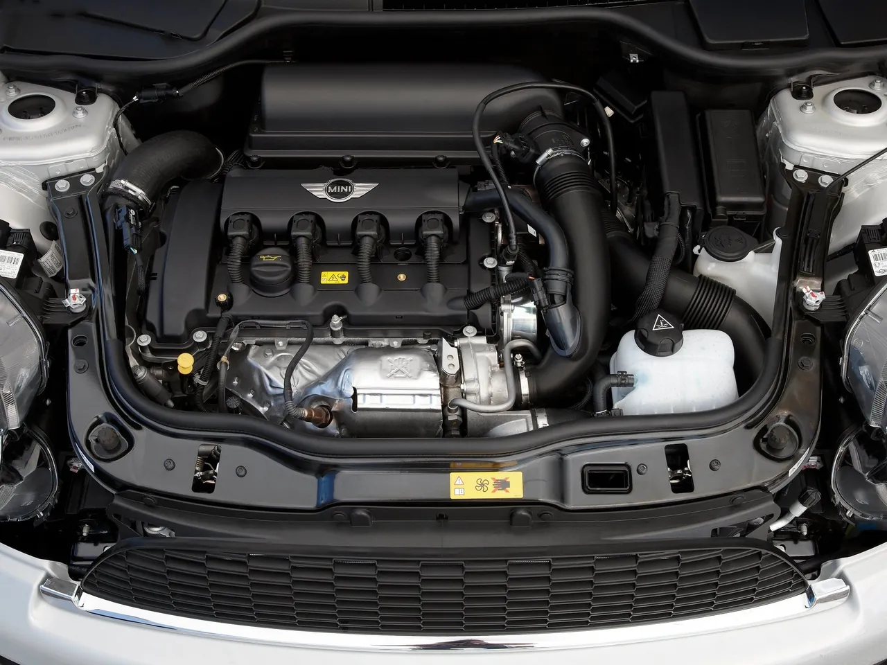 Mini Coupe (2012) – motorový prostor