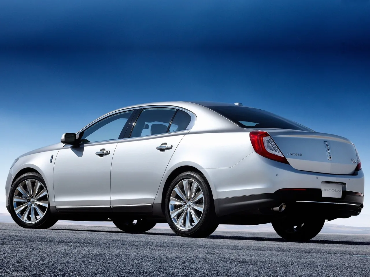 Lincoln MKS (2013) – zadní tříčtvrteční pohled