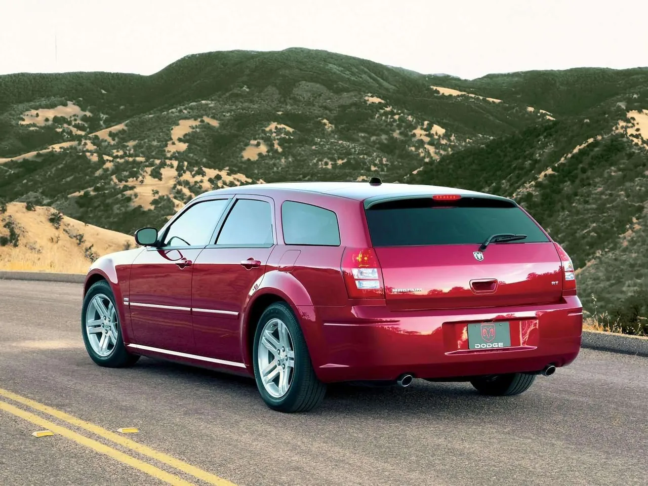 Dodge Magnum RT (2005) – zadní tříčtvrteční pohled