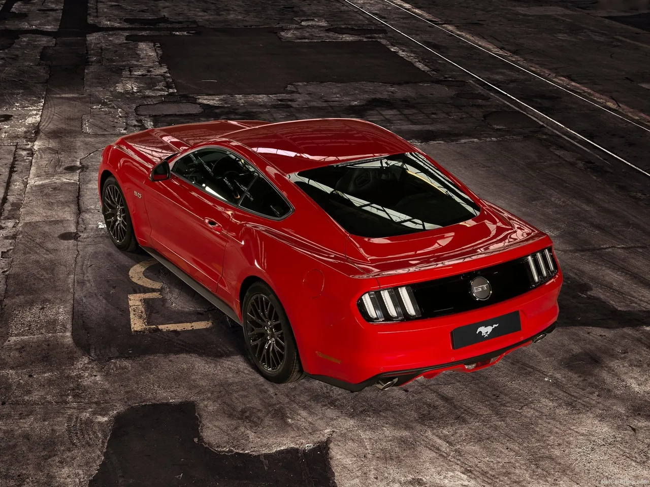 Ford Mustang [EU] (2015) – zadní tříčtvrteční pohled