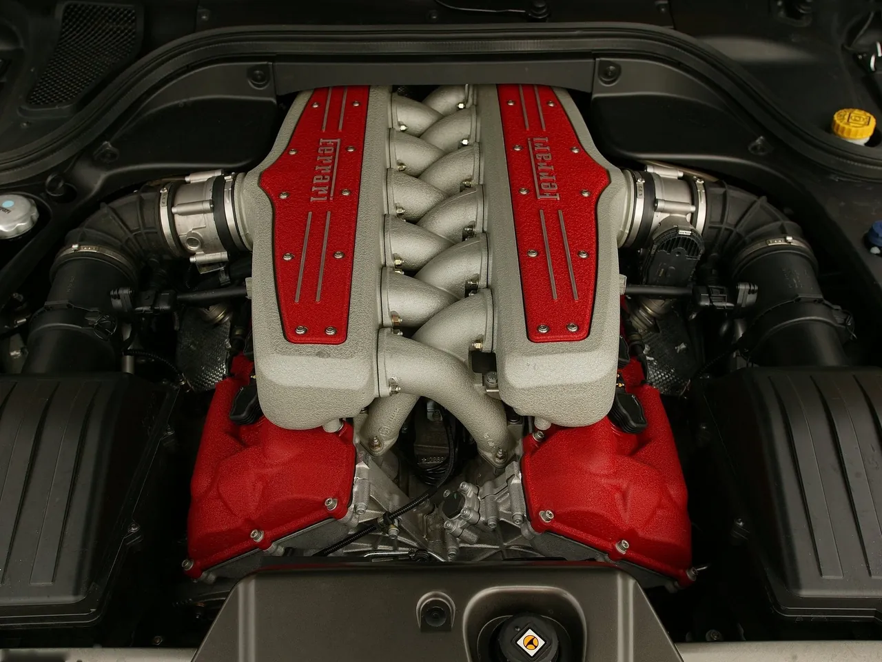 Ferrari 599 GTB Fiorano (2006) – motorový prostor