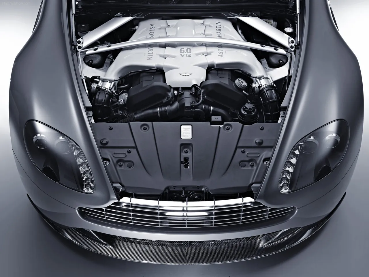 Aston Martin V12 Vantage (2010) – motorový prostor