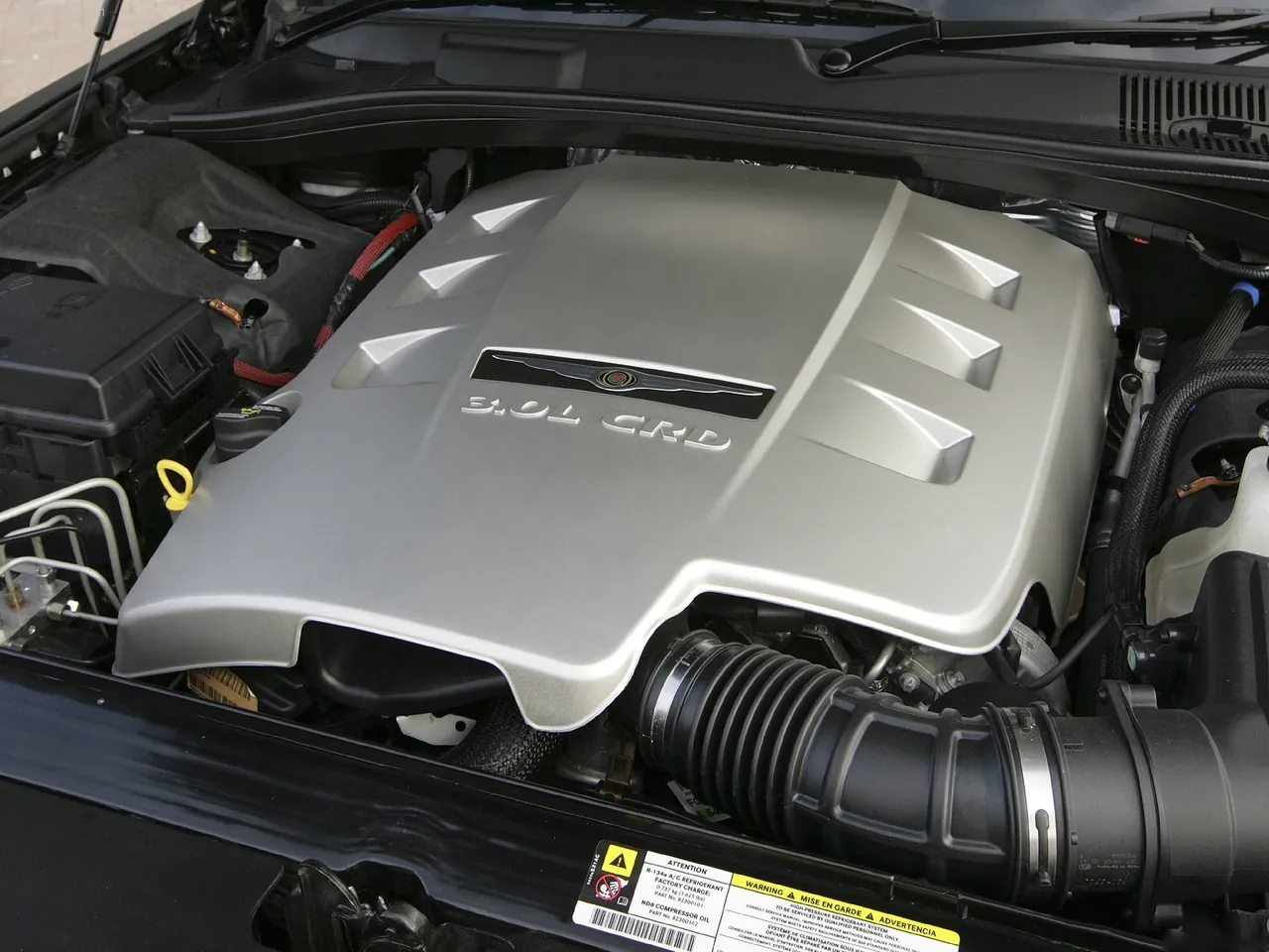 Chrysler 300C SRT [UK] (2008) – motorový prostor