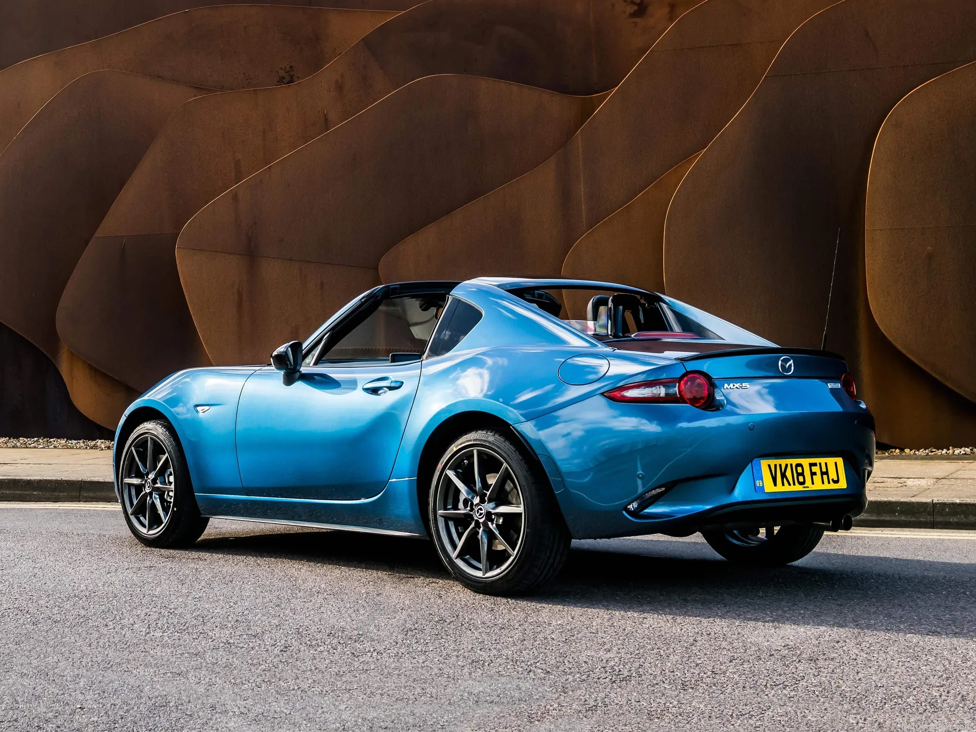 Mazda MX-5 RF Sport Black [UK] (2018) – zadní tříčtvrteční pohled